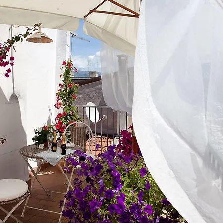 La Petite Maison Otel