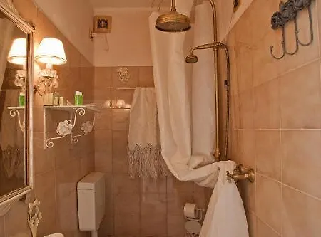 Готель La Petite Maison
