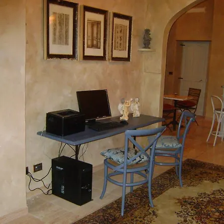 La Petite Maison فندق فياريجيو
