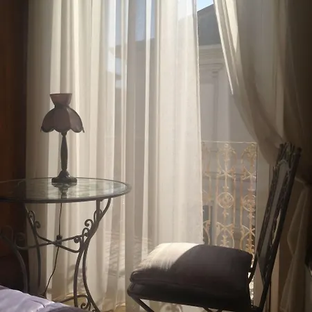 La Petite Maison فندق فياريجيو