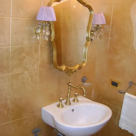 Готель La Petite Maison В'яреджо