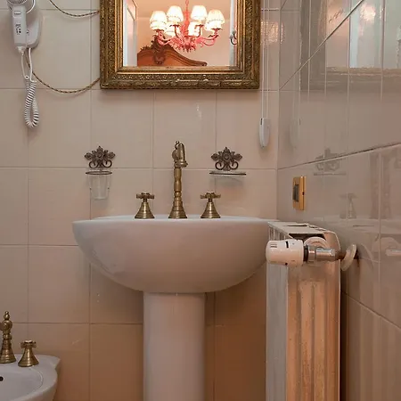 La Petite Maison فندق فياريجيو