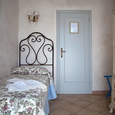 La Petite Maison فندق فياريجيو
