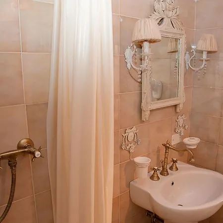 La Petite Maison فندق فياريجيو