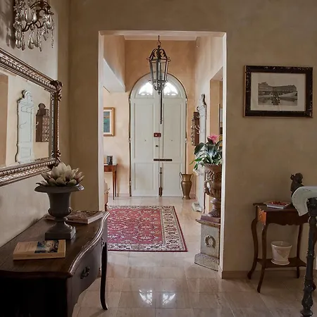La Petite Maison فندق فياريجيو