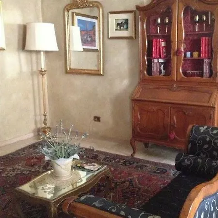 La Petite Maison Готель В'яреджо