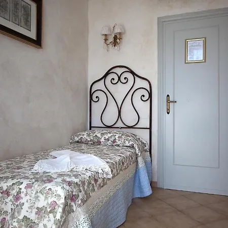 La Petite Maison فندق فياريجيو