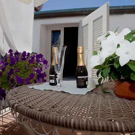 La Petite Maison فندق فياريجيو