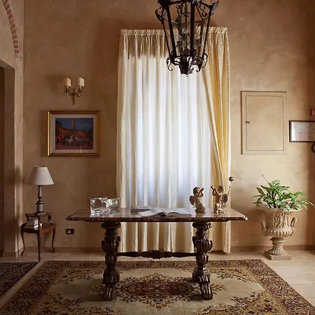 La Petite Maison Hotel